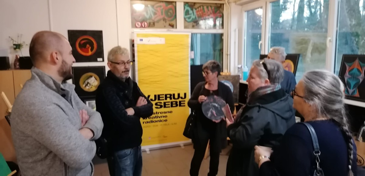 OTVORENA JE IZLOŽBA RADOVA POLAZNIKA ANTISTRESNIH KREATIVNIH RADIONICA "VJERUJ U SEBE" U SISKU !